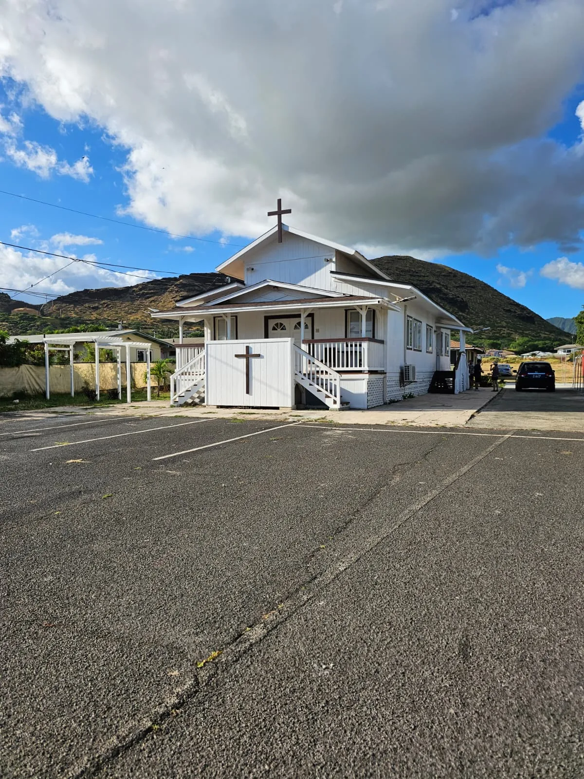 Exterior of the Nānākuli church where the team stayed and served from.